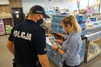 policjant rozmawia z klientem sklepu