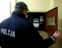 policjant sprawdza licznik energii elektrycznej