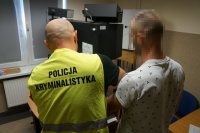 technik kryminalistyki pobiera odciski palców