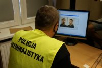 policyjny technik pracuje przed komputerem