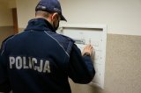 policjant sprawdza skrzynkę z bezpiecznikami