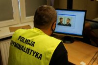 policjant pracuje przed komputerem