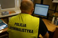 policjant pracuje przy komputerze