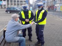 policjant daje odblask mężczyźnie