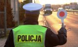 policjant zatrzymuje pojazd