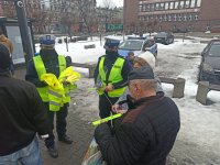 policjanci z seniorami rozmawiają o bezpieczeństwie i rozdają odblaski