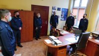szef bytomskich policjantów wprowadza zastępcę komendanta komisariatu