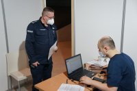Komendant Miejski Policji w Bytomiu podczas wywiadu medycznego przed szczepieniem na covid-19.