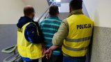 policjanci prowadzą zatrzymanego