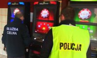 policjanci przejmują nielegalne automaty do gier