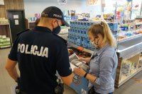 policjant rozmawia z klientem