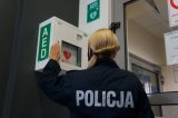 Policjantka wskazuje miejsce umieszczenia defibrylatora AED