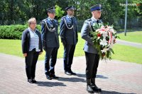 Przedstawiciele policji i pani Prezes Ogólnopolskiego Stowarzyszenia Rodzina Policyjna 1939 przy składaniu wieńca