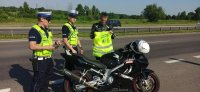 policjanci kontrolujący motocyklistę