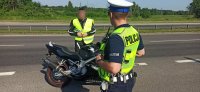 policjant kontrolujący motocyklistę