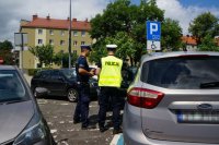 policjanci ruchu drogowego kontrolujący pojazd