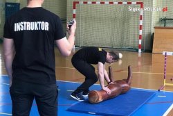 policjant na hali sportowej