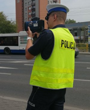 policjant dokonujący pomiaru prędkości