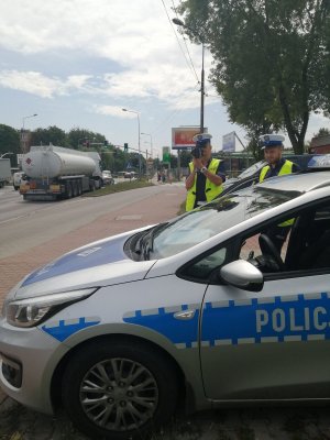 policjanci dokonujący pomiaru prędkości