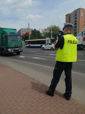 policjant dokonujący pomiaru prędkości