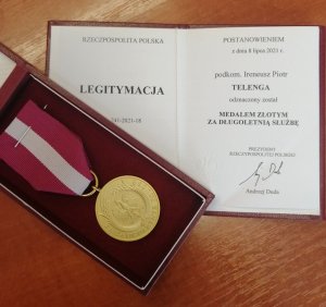 Złoty Medal i legitymacja