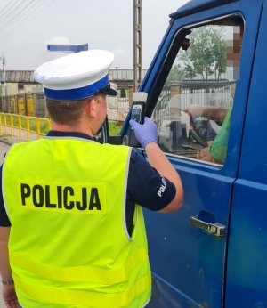 policjant sprawdzający stan trzeźwości kierującego