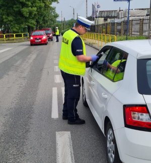 policjant sprawdzający trzeźwość kierującego