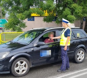 policjantka sprawdzająca stan trzeźwości kierującego