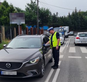 policjant sprawdzający stan trzeźwości kierującego