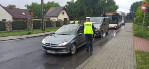 policjanci kontrolujący trzeźwość kierowcy