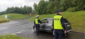 policjanci sprawdzający trzeźwość kierowcy