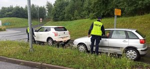 policjant sprawdzający trzeźwość kierowcy