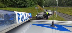 policjant sprawdzający trzeźwość kierowcy