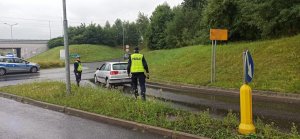 policjant sprawdza trzeźwość kierowcy