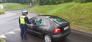 policjant sprawdza trzeźwość kierowcy