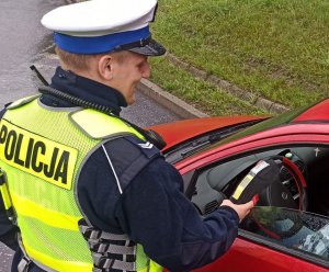 policjant sprawdzający trzeźwość kierowcy