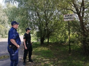 policjant i strażnik miejski wpatrolu