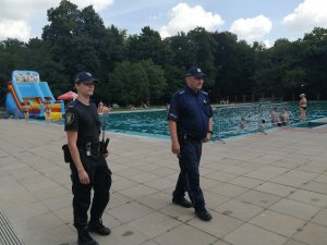 policjant i strażnik miejski na basenie