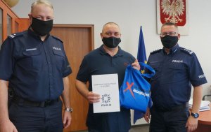 Komendant Miejski Policji w Bytomiu i Zastępca dziękują mężczyźnie