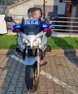 dziecko na motorze policyjnym