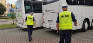 policjanci przy autobusie