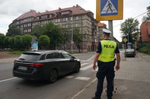 policjant stojący przy przejściu dla pieszych