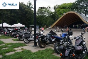 widok na muszlę koncertową w parku i motocykle