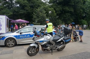 policjant i motory w parku