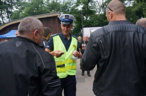 policjant rozdaje broszury