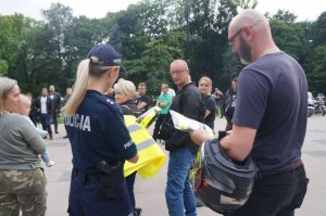 policjantka rozdaje kamizelki