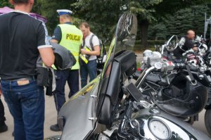 policjant odpowiada na pytania motocyklistom