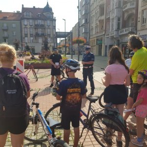 policjant ruchu drogowego i rowerzyści