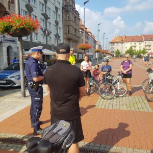 policjant ruchu drogowego i rowerzyści