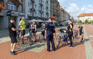 policjantka i rowerzyści